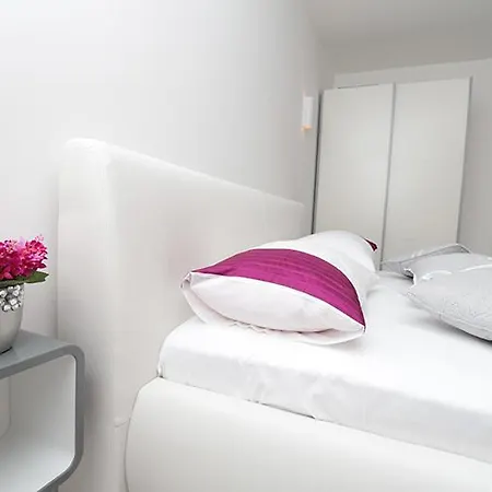 Modern * Μακάρσκα